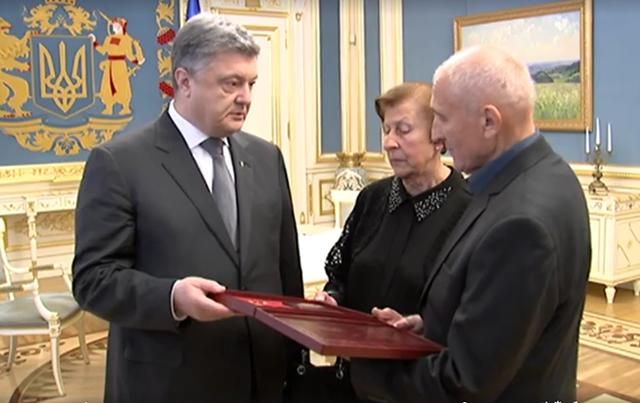 Порошенко вручив нагороду батькам загиблого на Донбасі оперного співака