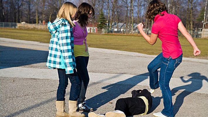 СМИ сообщают о жестоком избиении школьницы со стороны ее сверстниц в Киеве