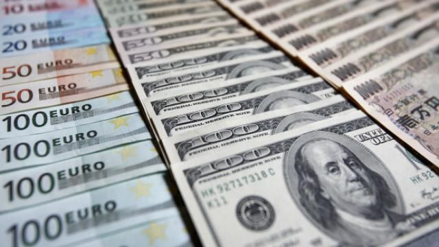 Курс валют на 11 апреля: евро стремительно подешевел, доллар – не очень Курс валют на 11 апреля: евро стремительно подешевел, доллар – не очень