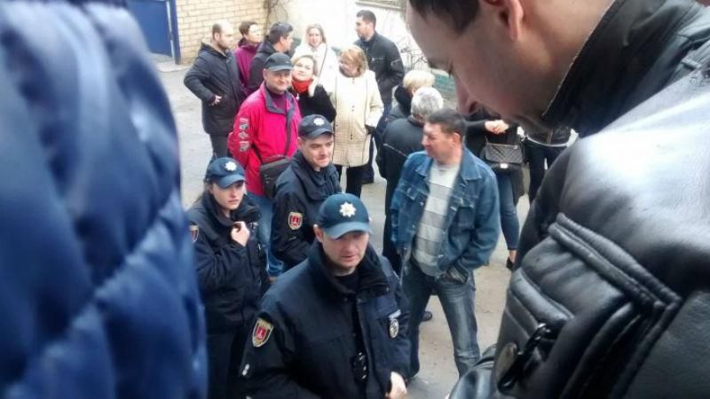 Одесситы подрались в очереди за загранпаспортами: появилось видео Одесситы подрались в очереди за загранпаспортами: появилось видео