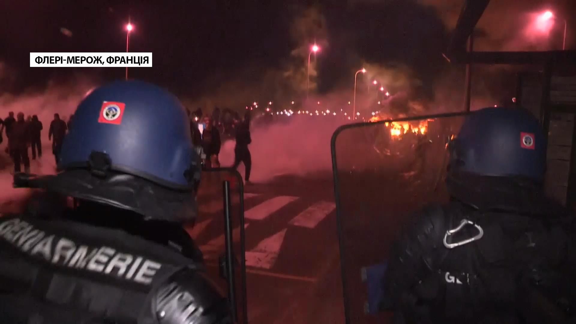 Охоронці французької тюрми запалили шини та побилися з поліцією на акції протесту