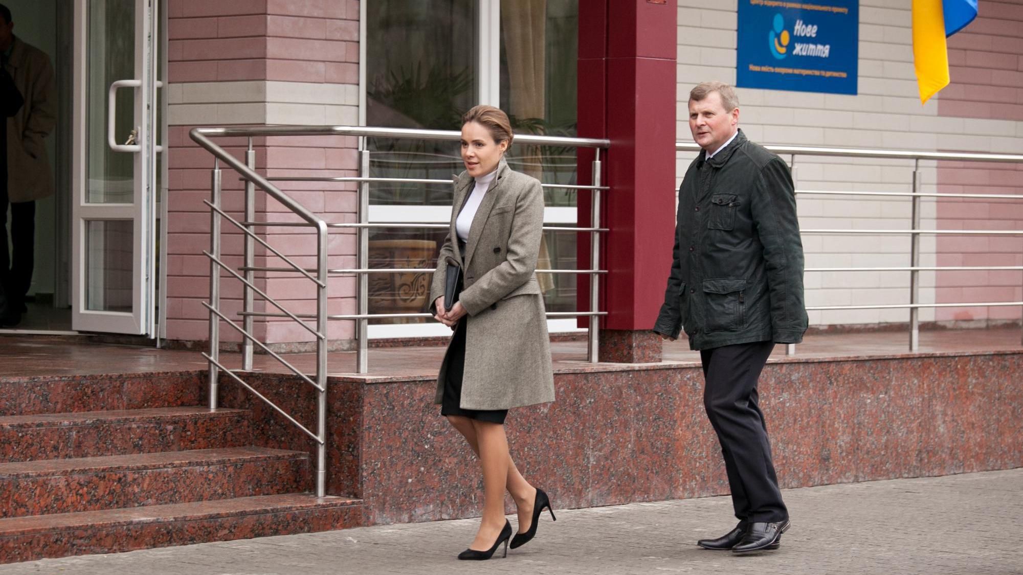 Це по-королівськи: Королевська з'явилася на суботнику у взутті за понад 10 тисяч гривень Це по-королівськи: Королевська з'явилася на суботнику у взутті за понад 10 тисяч гривень