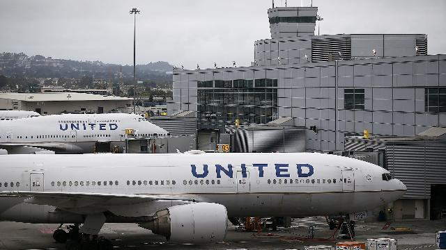 Скандал в США: авиакомпания силой вытолкала из самолета врача с билетом, который спешил