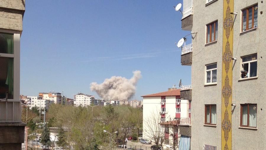 В сети опубликовали видео мощного взрыва возле здания полиции в Турции В сети опубликовали видео мощного взрыва возле здания полиции в Турции