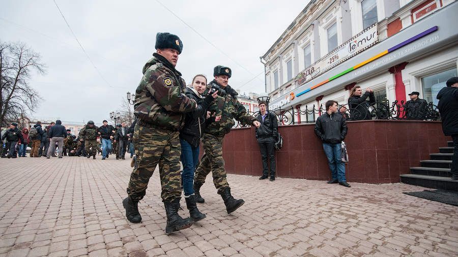 У Путіна хочуть дозволити поліції стріляти в жінок У Путіна хочуть дозволити поліції стріляти в жінок