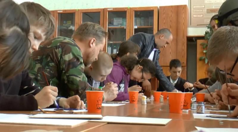 Арт-терапія: військові АТО віддячили за підтримку дітям з особливими потребами