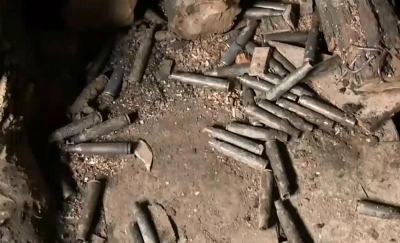 Перелякані обстрілом школярі та нові окопи в зоні АТО
Перелякані обстрілом школярі та нові окопи в зоні АТО