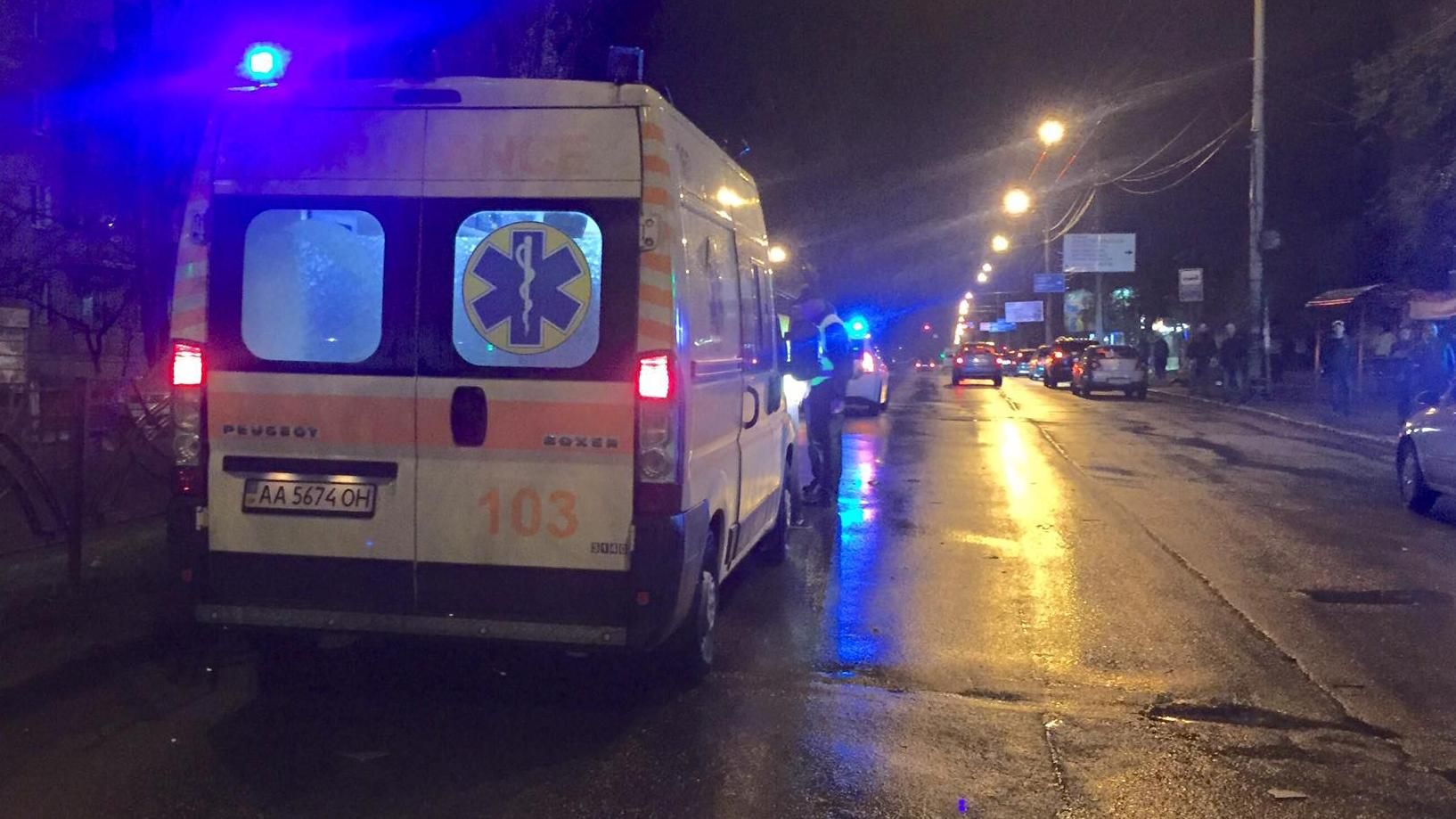 Автівка збила мотоцикліста у Києві Автівка збила мотоцикліста у Києві