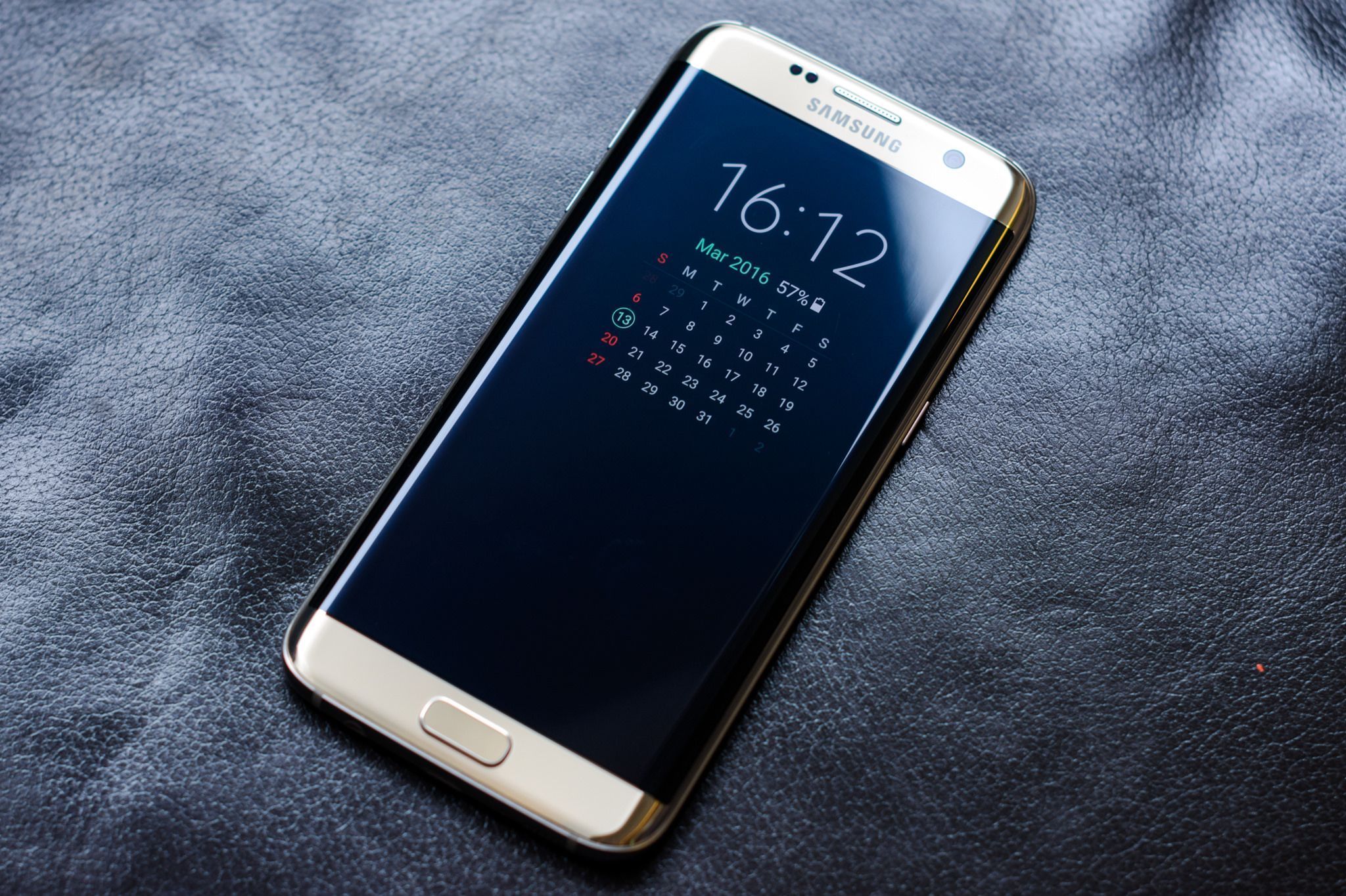 Samsung стал лидером на рынке смартфонов и обогнал "яблочко"