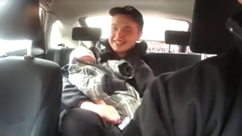 Як патрульні подбали про немовля, яке забув п'яний батько: зворушливе відео