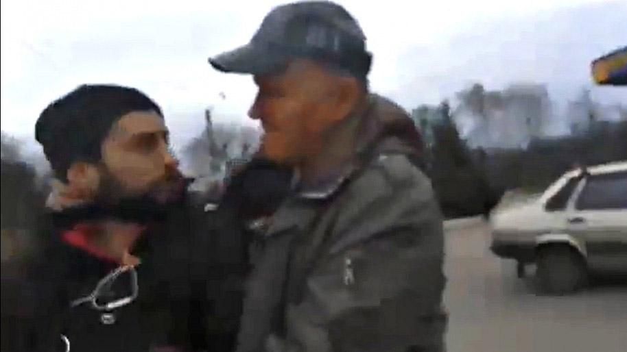 Охранники нардепа из "Народного фронта" напали на журналистов-расследователей Охранники нардепа из "Народного фронта" напали на журналистов-расследователей