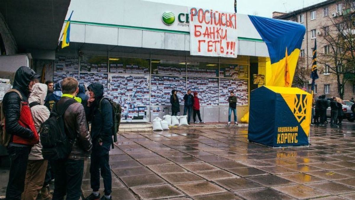 У Дніпрі креативно заблокували "Сбербанк" У Дніпрі креативно заблокували "Сбербанк"