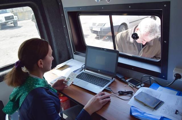 Мобільні сервісні центри МВС запрацювали на Донбасі 