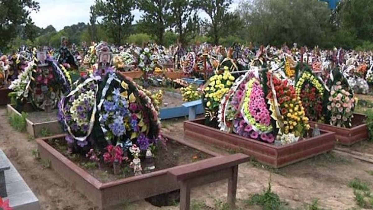 Украинцев призывают не использовать пластиковые цветы на кладбищах