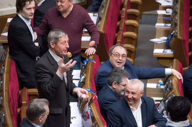 Депутат жонглює великодніми писанками Депутат жонглює великодніми писанками