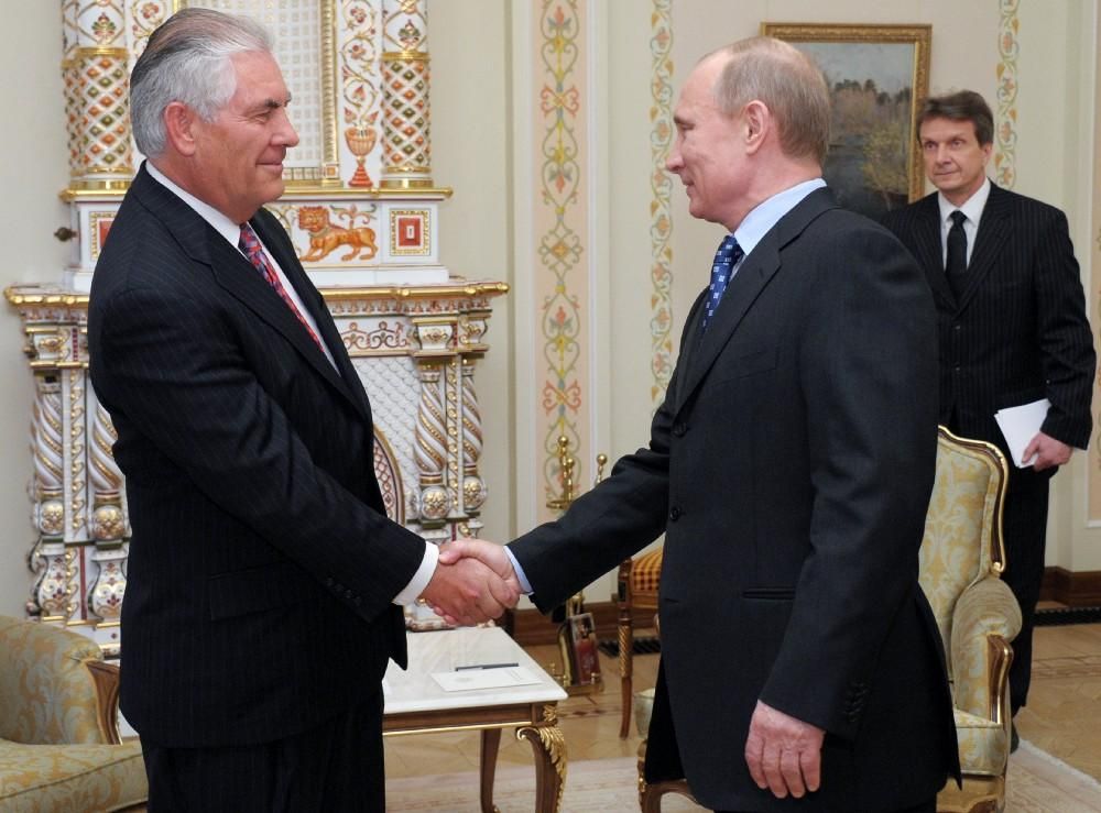 Визит Тиллерсона в Москву оставил дверь для сотрудничества России и США приоткрытой, – Bloomberg