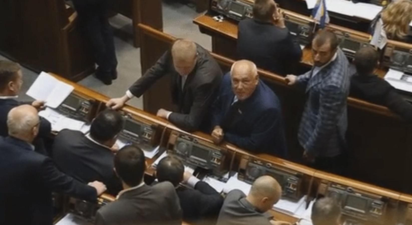 Курйоз дня: нардеп показав журналістам цікавий жест Курйоз дня: нардеп показав журналістам цікавий жест