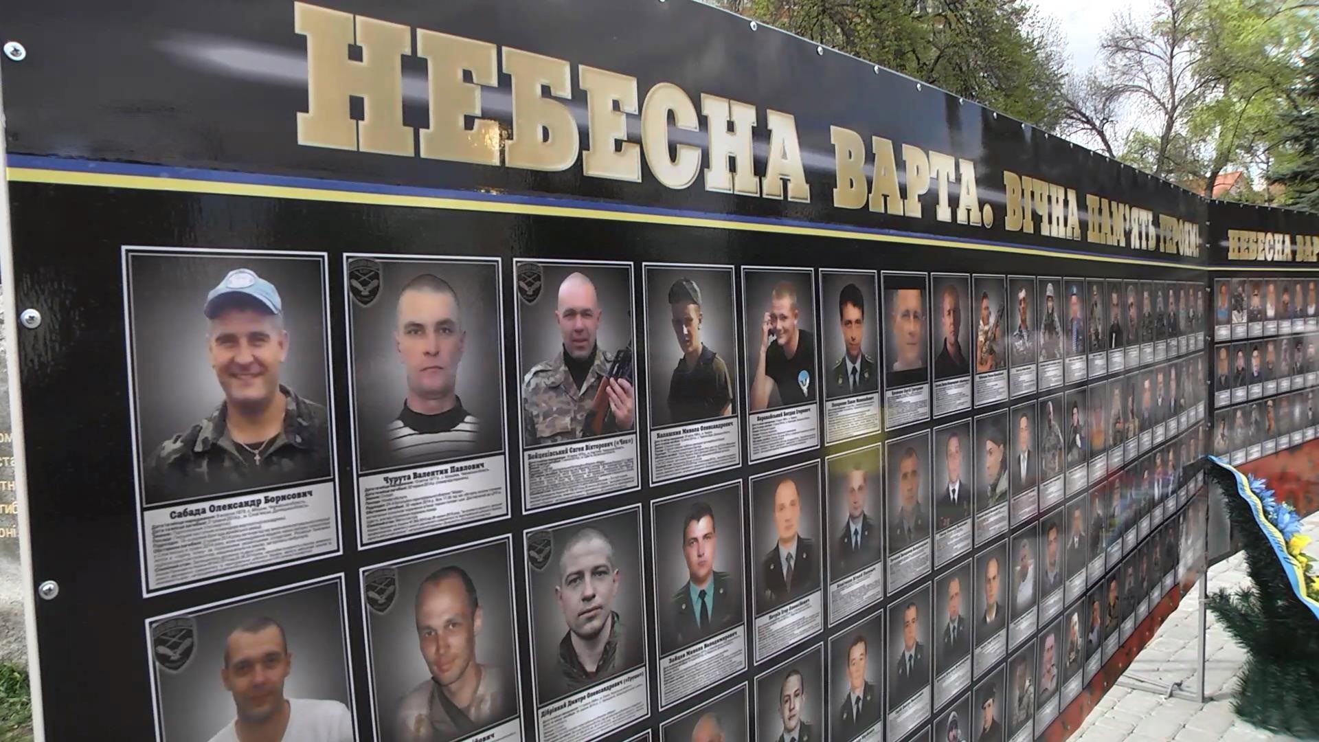 У пам'ять про загиблих бійців АТО центром Черкас пройшла мовчазна хода
У пам'ять про загиблих бійців АТО центром Черкас пройшла мовчазна хода