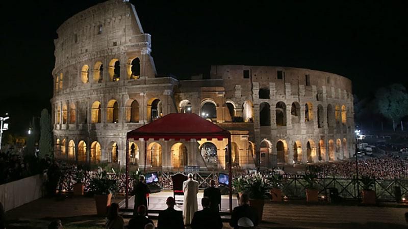 У Колізеї відбувається традиційна Хресна дорога: відео У Колізеї відбувається традиційна Хресна дорога: відео