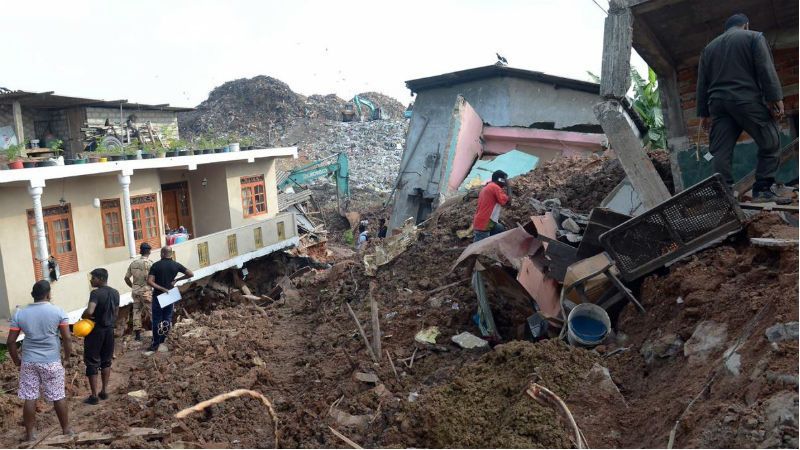 В столице Шри-Ланки гора мусора свалилась на жилой район: есть жертвы