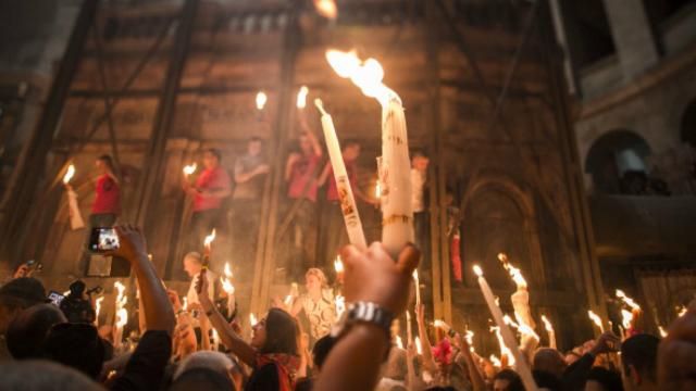 Благодатний вогонь зійшов в Єрусалимі: з'явились перші вражаючі кадри Благодатний вогонь зійшов в Єрусалимі: з'явились перші вражаючі кадри