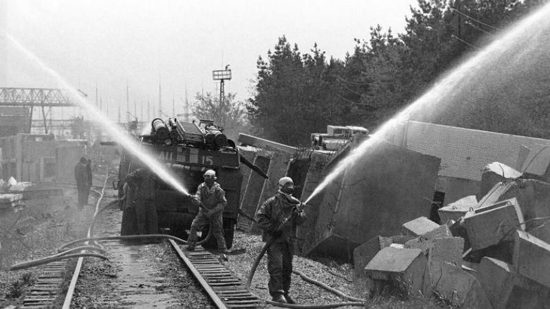 Порошенко призначив довічні стипендії пожежникам, які гасили вогонь на ЧАЕС Порошенко призначив довічні стипендії пожежникам, які гасили вогонь на ЧАЕС