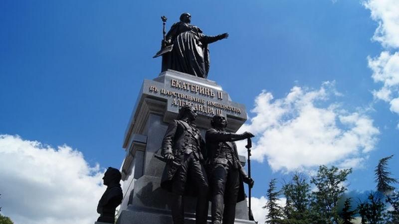 Монархічна істерія: в Криму зносять дитячі майданчики, щоб побудувати пам'ятник царям