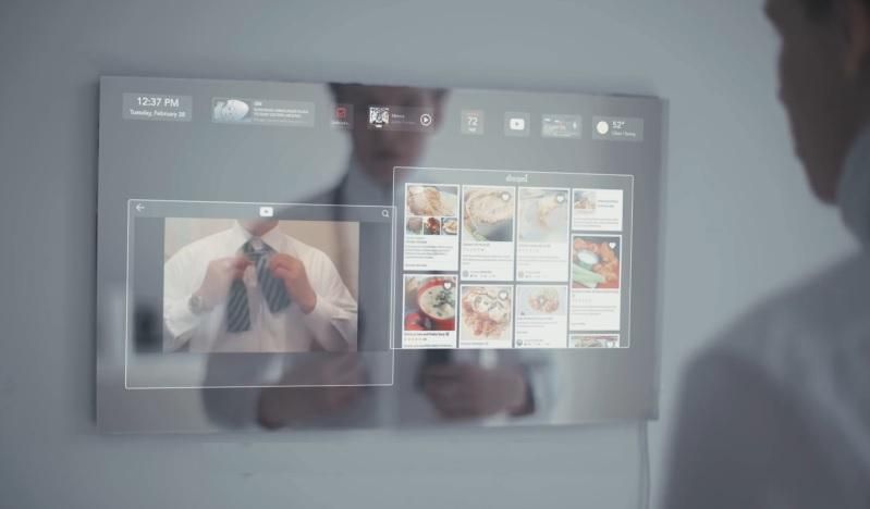 Зеркало будущего, которое имеет искусственный интеллект и сенсорный экран