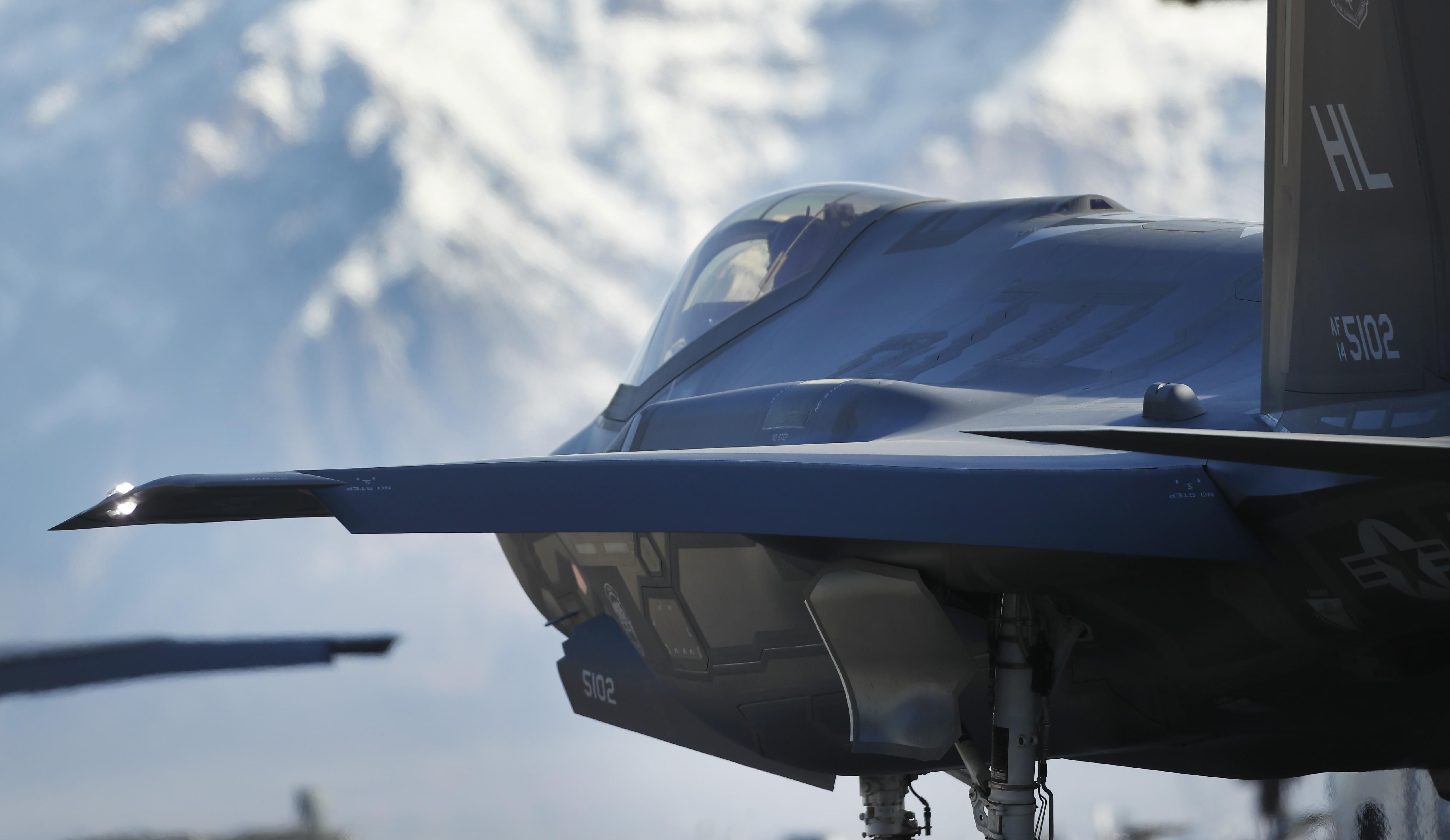 В Великобританию привезли мощные американские истребители В Великобританию привезли мощные американские истребители