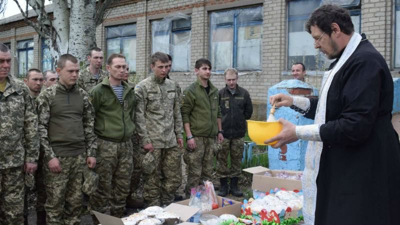 Великдень під кулями. Бійці АТО на фронті теж освятили паски