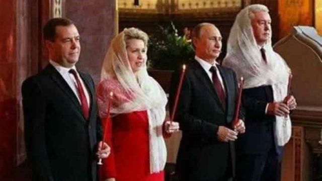 Соцсети смеются над странным спутником Путина во время пасхальной службы Соцсети смеются над странным спутником Путина во время пасхальной службы