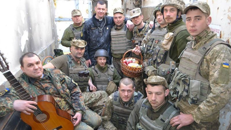 Великдень біля Авдіївки. Як освячували паски у одній з найгарячіших точок АТО Великдень біля Авдіївки. Як освячували паски у одній з найгарячіших точок АТО