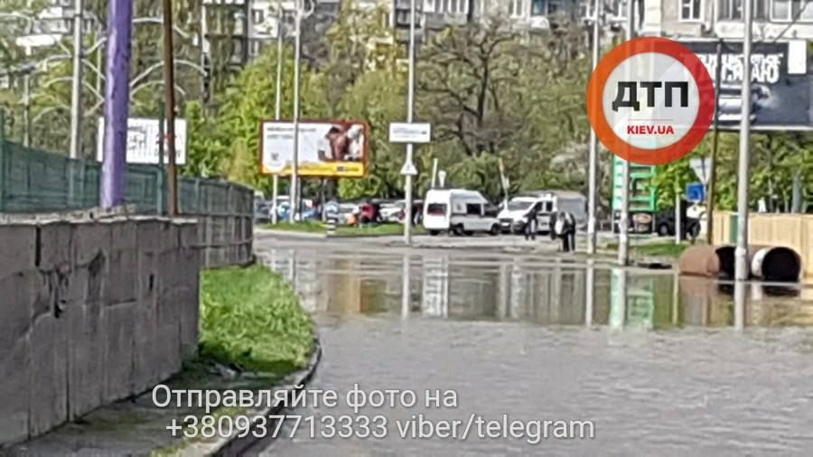 В Киеве произошел масштабный прорыв трубы: опубликовали фото В Киеве произошел масштабный прорыв трубы: опубликовали фото