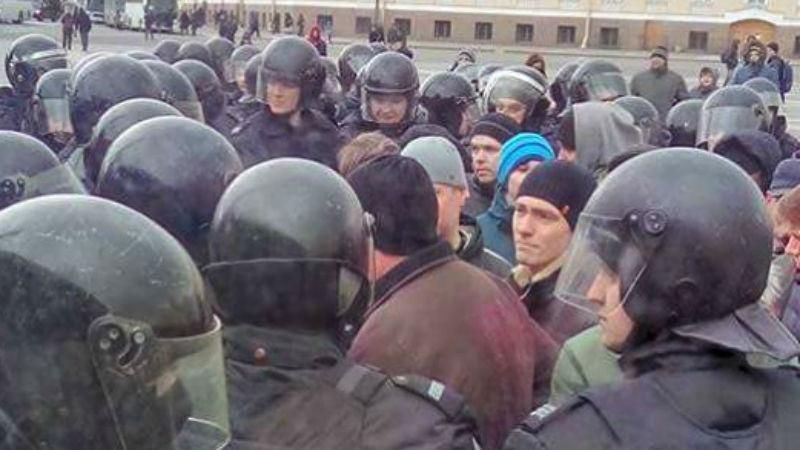 Прогулянка "опозиції": в Росії жорстоко затримали десятки активістів 