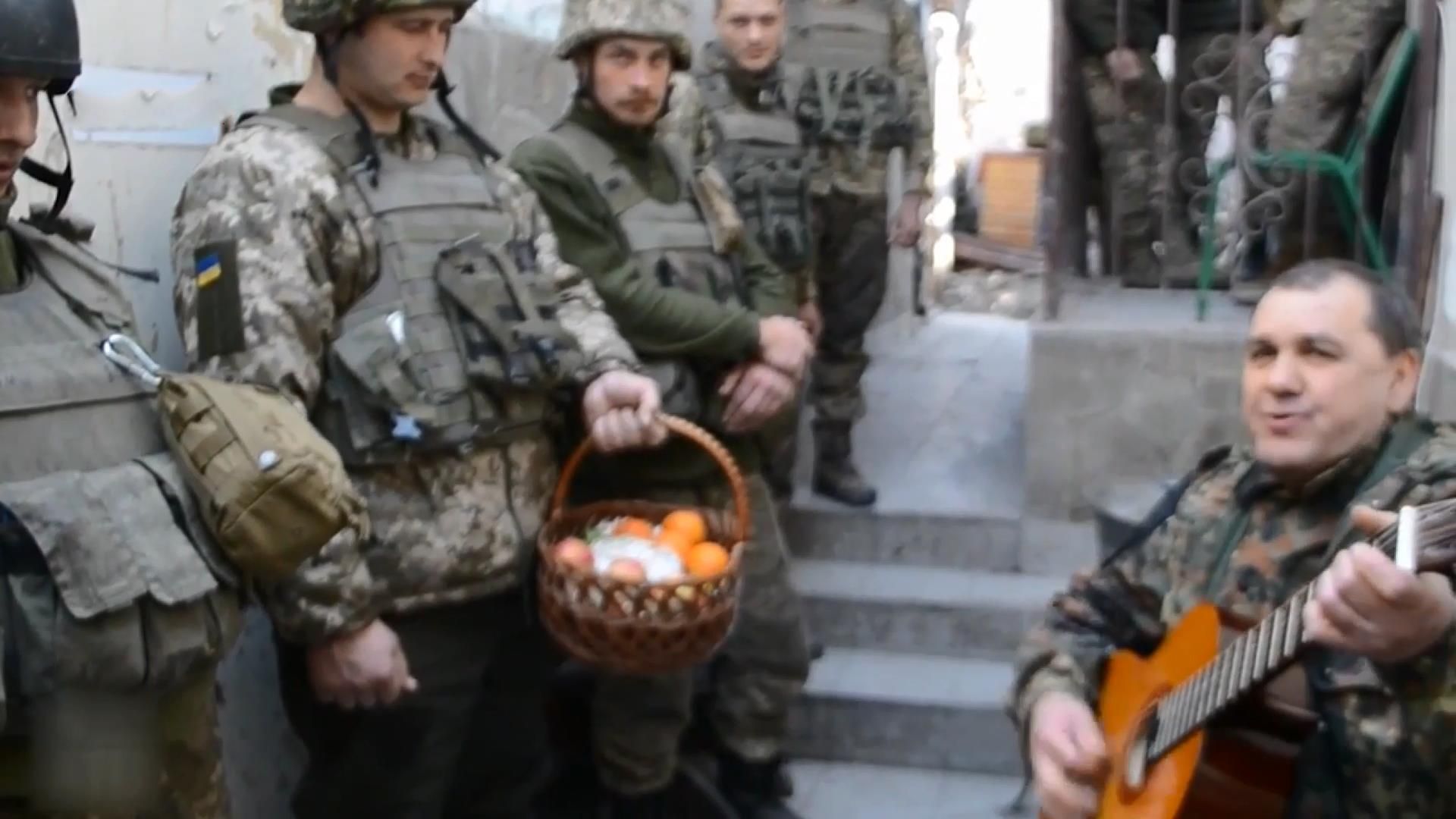 Як святкують Великдень у зоні АТО: церковні дзвони замість обстрілів Як святкують Великдень у зоні АТО: церковні дзвони замість обстрілів