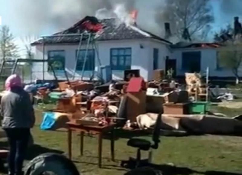 На Рівненщині зранку спалахнула школа 
