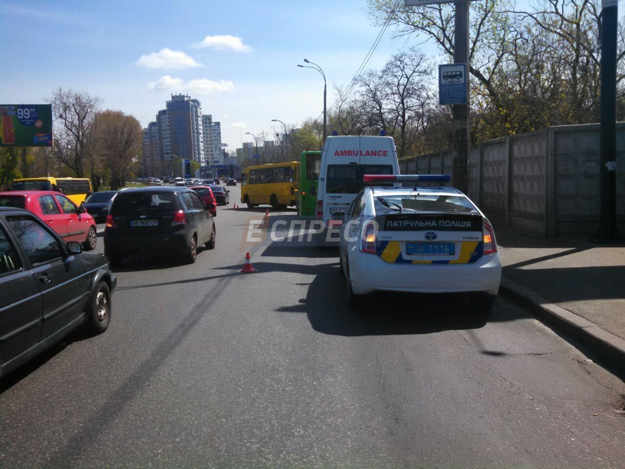 В Киеве в аварию попали автобус и маршрутка, есть пострадавшие
