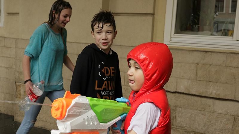 Как во Львове в Пасхальный понедельник устроили водяные игрища: видео