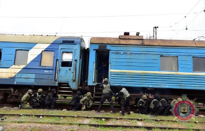 Спецназовцы потренировались освобождать заложников: опубликовали фото и видео