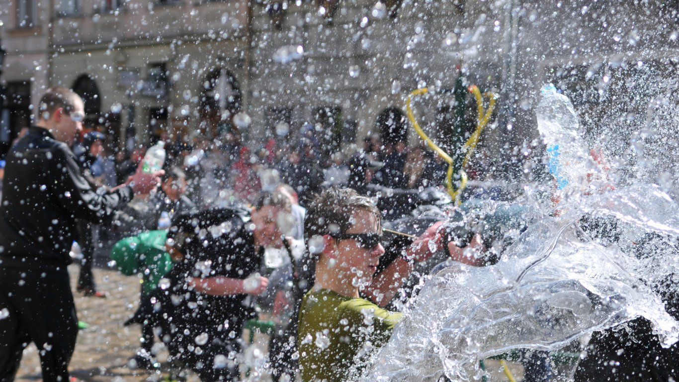 Как украинцы праздновали Обливной понедельник: яркие фото Как украинцы праздновали Обливной понедельник: яркие фото