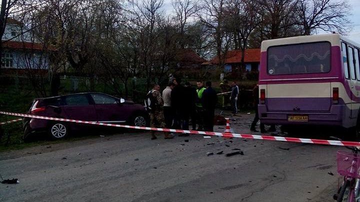 Шокирующее смертельное ДТП на Прикарпатье: столкнулись автобус и легковушка (18+)