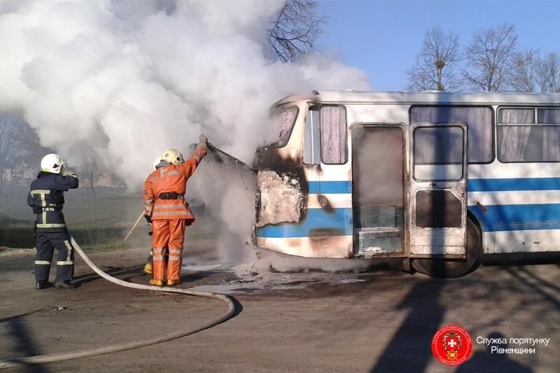 На Рівненщині горів рейсовий автобус: фото та відео