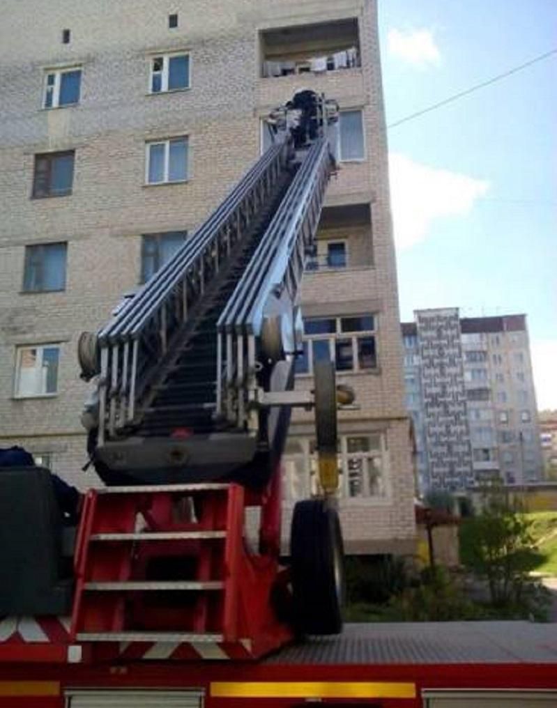 У Тернополі жінка покинула дітей у замкненій квартирі У Тернополі жінка покинула дітей у замкненій квартирі