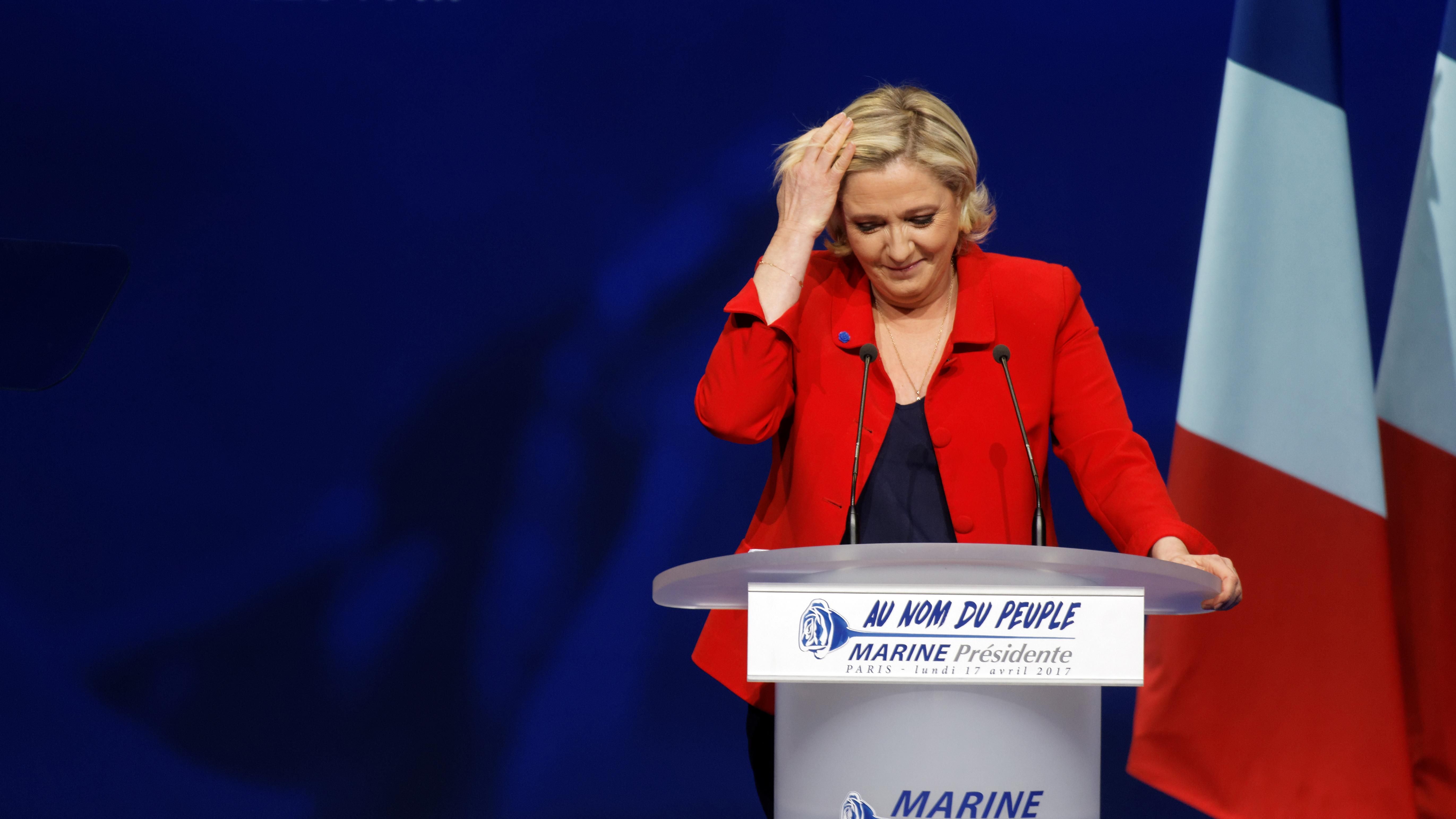 Подругу Путина хотели побить цветами и показать ей грудь в Париже Подругу Путина хотели побить цветами и показать ей грудь в Париже