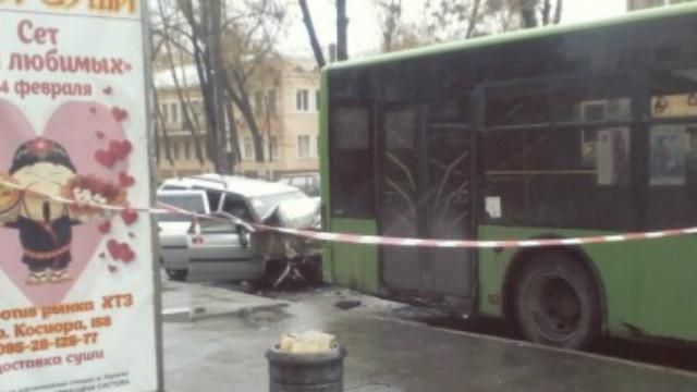 Смертельное ДТП в Харькове: легковушка не разминулась с автобусом Смертельное ДТП в Харькове: легковушка не разминулась с автобусом