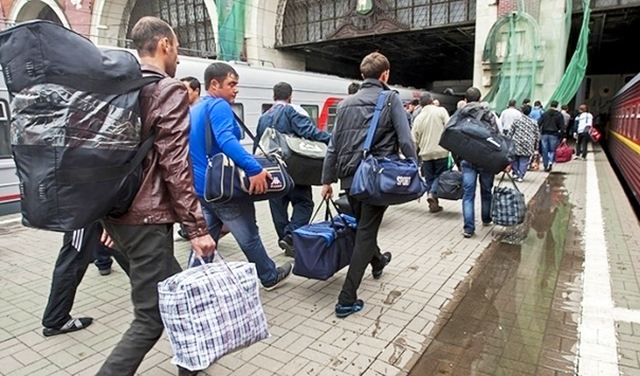 Мільйони заробітчан можуть повернутися в Україну після запровадження безвізу, – економіст 