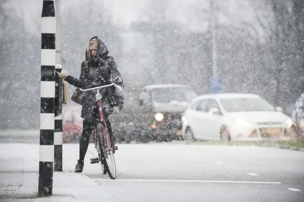 Україну засипає снігом Україну засипає снігом