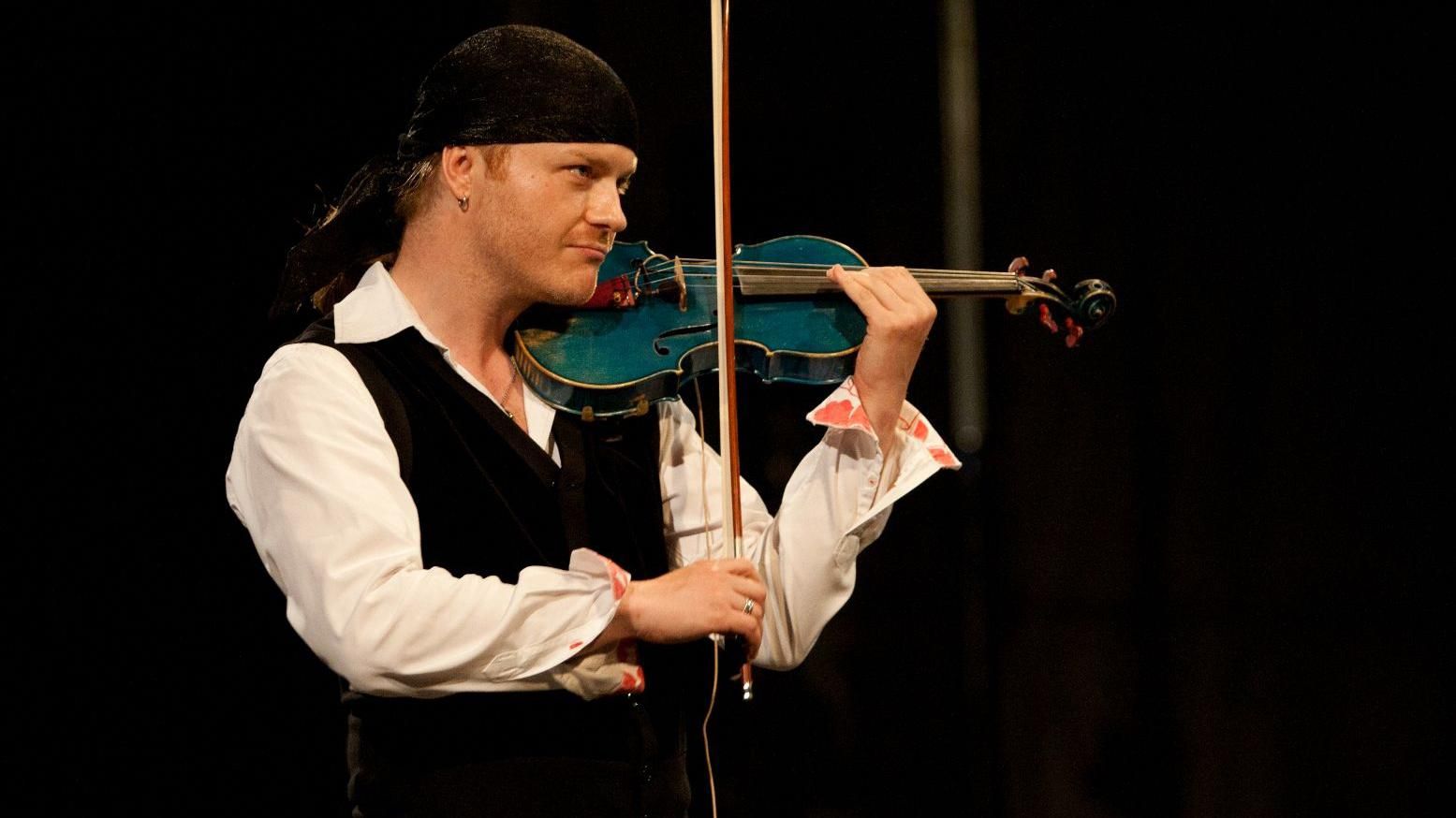 Відомий віртуоз з ЄС влаштував концерт прямісінько у трамваї в Одесі Відомий віртуоз з ЄС влаштував концерт прямісінько у трамваї в Одесі