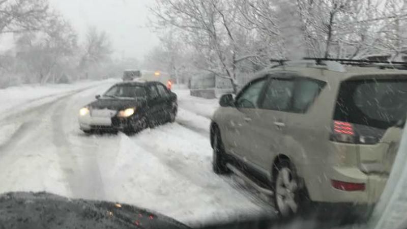 Дніпро замело снігом, на дорогах – величезні затори: з'явилися фото негоди 