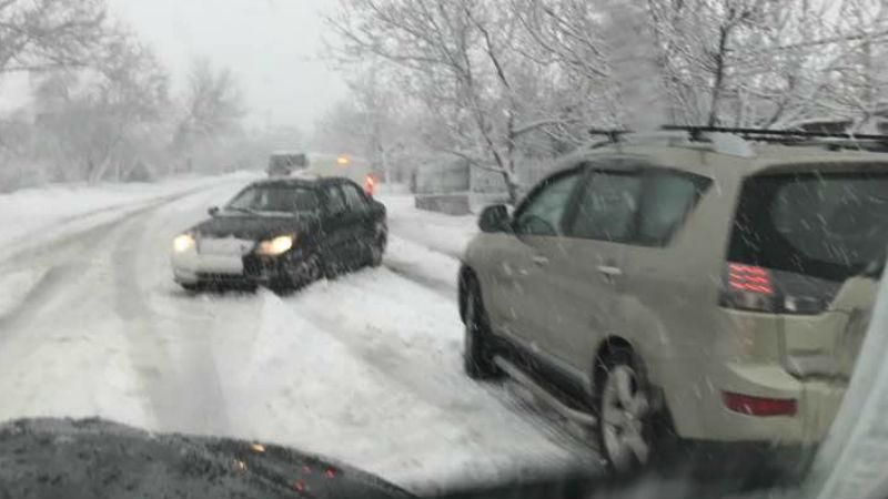 Днепр замело снегом, на дорогах – огромные пробки: появились фото непогоды